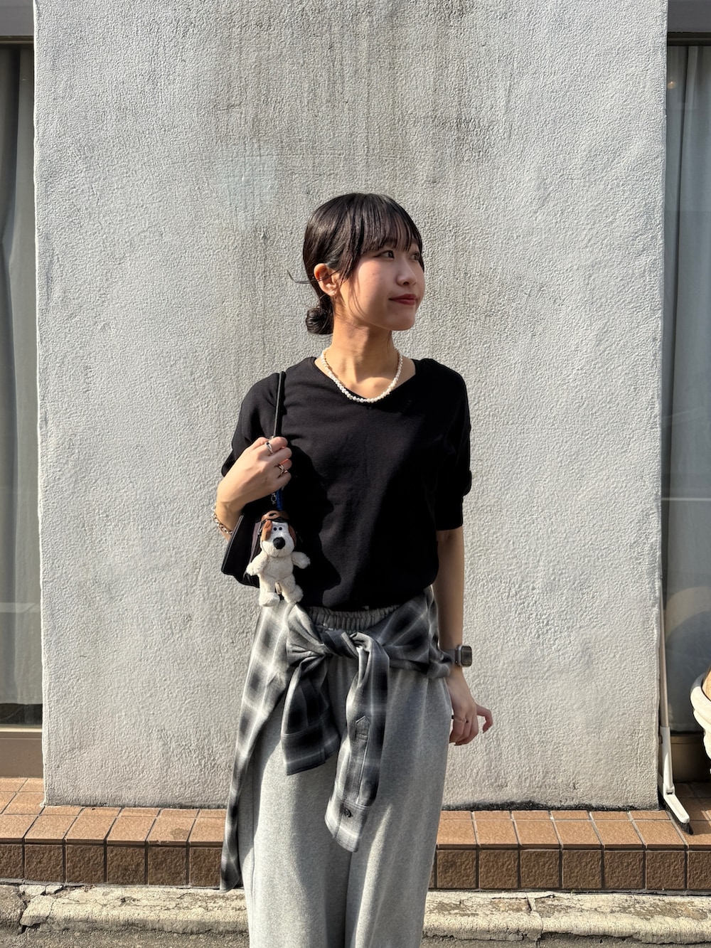 「大人カジュアル、スウェットパンツ、スウェットパンツスタイル、スウェットパンツコーデ、スウェットパンツ　、スウェットパンツ  グレー、チェックシャツ、チェックシャツ腰巻き、チェックシャツコーデ、黒Tシャツ、カジュアルコーデ、カジュアル、カジュアルスタイル、カジュアルミックス」｜「COLONY 2139のビスコースPBTプレーティング半袖プルオーバー（ニット/セーター、ブラック系）」を使った、momokaさん（レディース・160cm）の春コーディネートの3枚目の写真