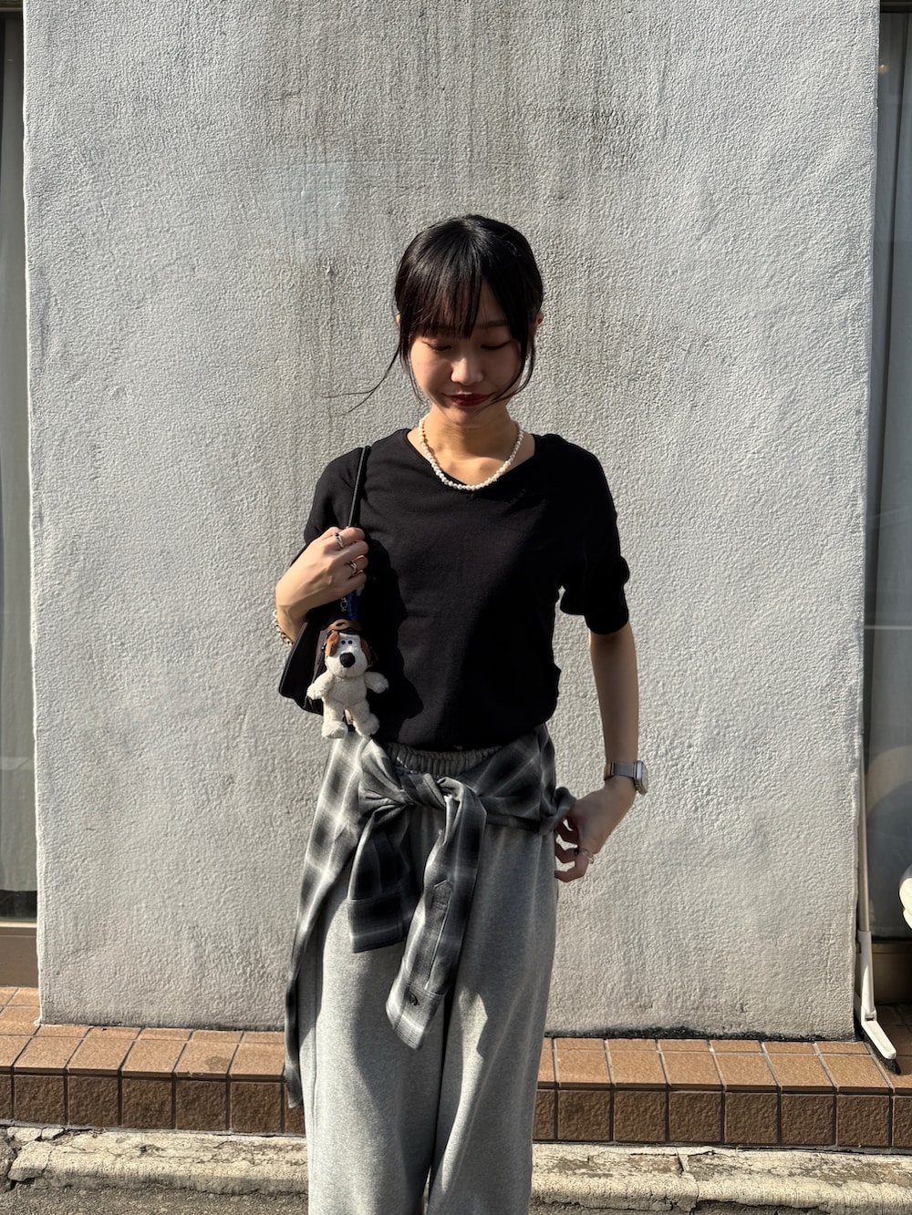 「大人カジュアル、スウェットパンツ、スウェットパンツスタイル、スウェットパンツコーデ、スウェットパンツ　、スウェットパンツ  グレー、チェックシャツ、チェックシャツ腰巻き、チェックシャツコーデ、黒Tシャツ、カジュアルコーデ、カジュアル、カジュアルスタイル、カジュアルミックス」｜「COLONY 2139のビスコースPBTプレーティング半袖プルオーバー（ニット/セーター、ブラック系）」を使った、momokaさん（レディース・160cm）の春コーディネートの4枚目の写真