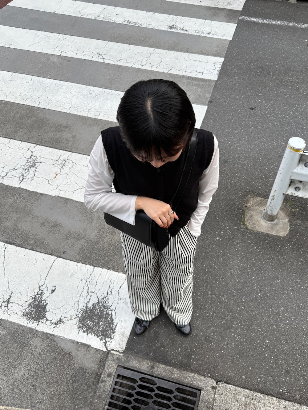 「ストライプ、ストライプパンツ、きれいめコーデ、ベスト、ベストコーデ、ベストスタイル、夏コーデ、レイヤードスタイル、きれいめカジュアル、シアートップス」｜「COLONY 2139のストライプイージーパンツ（その他パンツ、ブルー系）」を使った、momokaさん（レディース・160cm）の夏コーディネートの5枚目の写真