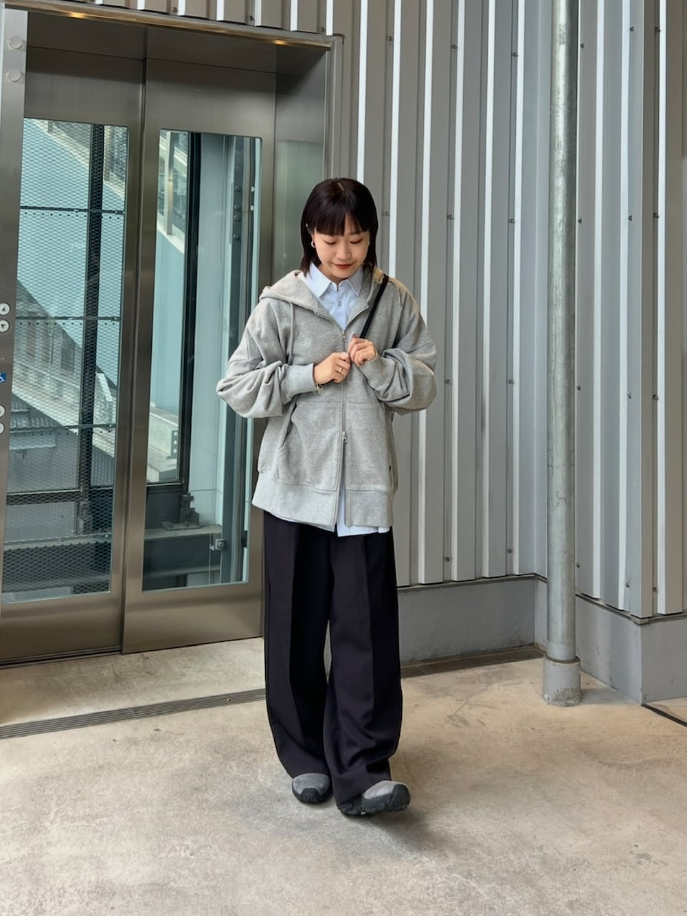 「COLONY 2139のストレッチイージータックワイドパンツ（その他パンツ、ブラック系）」を使った、momokaさん（骨格ウェーブ・レディース・160cm）の秋コーディネートの2枚目の写真
