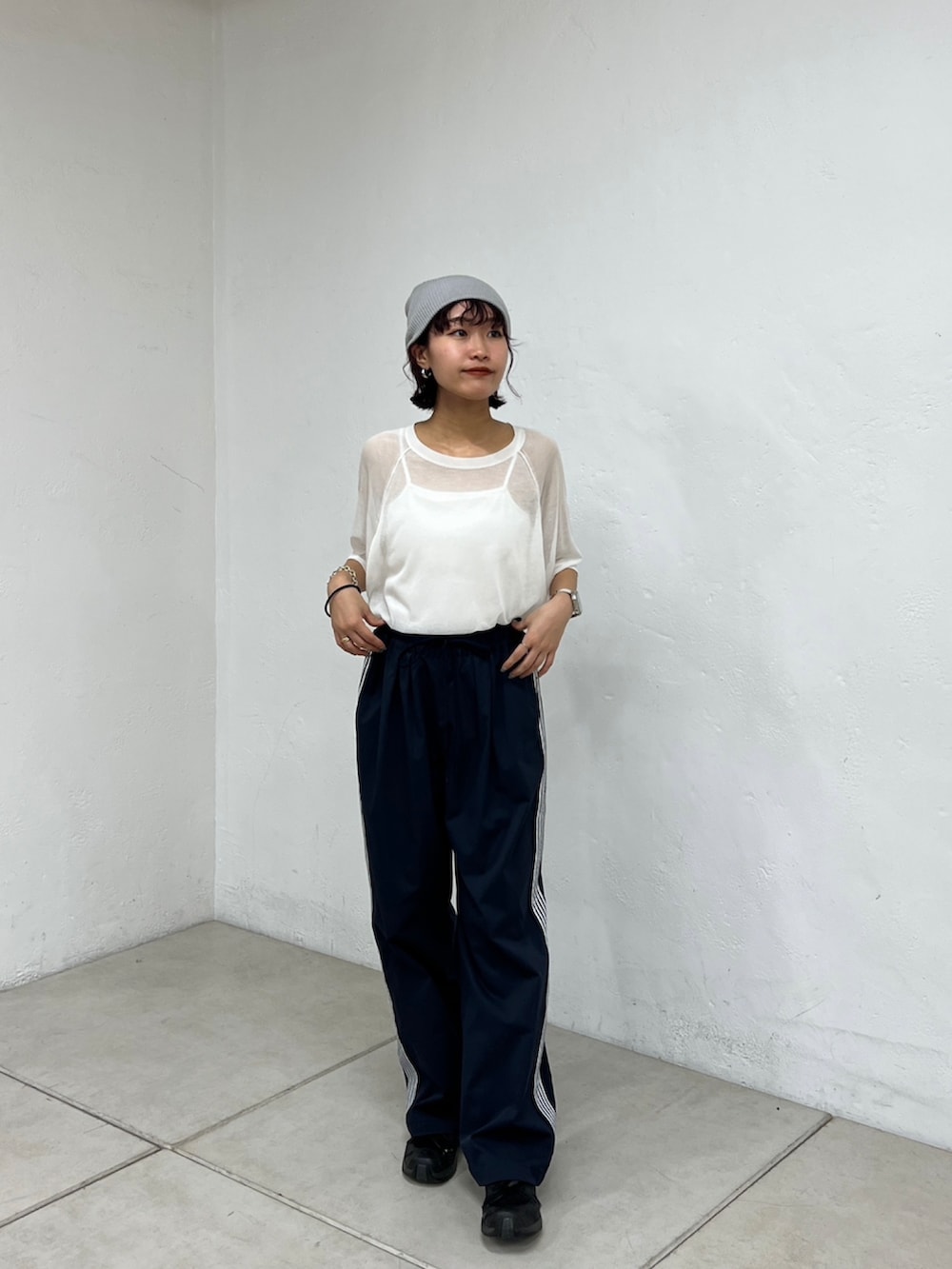 「スケーターパンツ、サイドラインパンツ、シアートップス、シアーニット、ビーニー、ビーニーコーデ、カジュアルコーデ」｜「COLONY 2139のシアーニットプルオーバー（ニット/セーター、ホワイト系）」を使った、momokaさん（骨格ウェーブ・レディース・160cm）の夏コーディネートの2枚目の写真