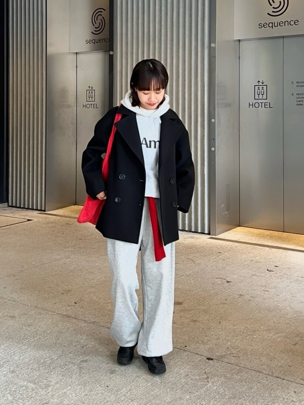 「COLONY 2139のポケット刺繍スウェットパンツ（スウェットパンツ、グレー系）」を使った、momokaさん（レディース・160cm）の秋コーディネートの2枚目の写真