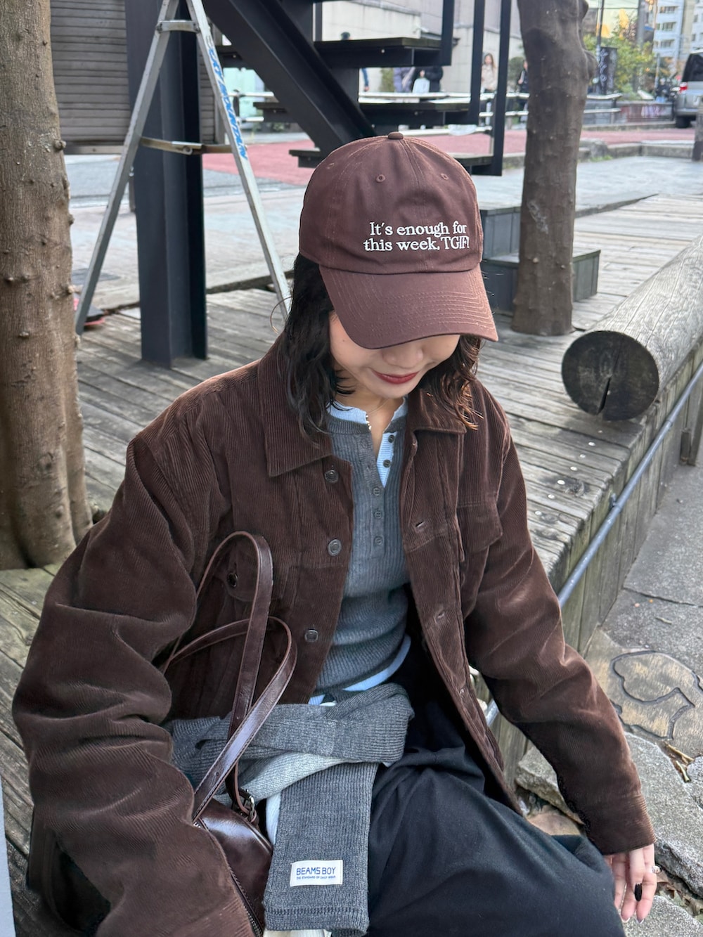 グレー系のニット/セーター、ブラック系のその他パンツ、ブラック系のボストンバッグを着用したレディースの冬コーディネートの2枚目の写真