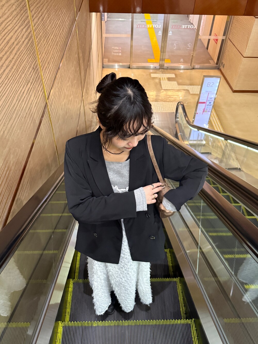 「ジャケット、ジャケットコーデ、ジャケット 、ジャケット/アウター、ジャケットスタイル、春色、今日のコーデ、春服、春服コーデ、フリンジ、大人かわいい、春、シンプル、きれいめコーデ、お洒落さんとつながりたい」｜「COLONY 2139のオーバーダブルテーラードジャケット（テーラードジャケット、ブラック系）」を使った、momokaさん（レディース・160cm）の春コーディネートの3枚目の写真
