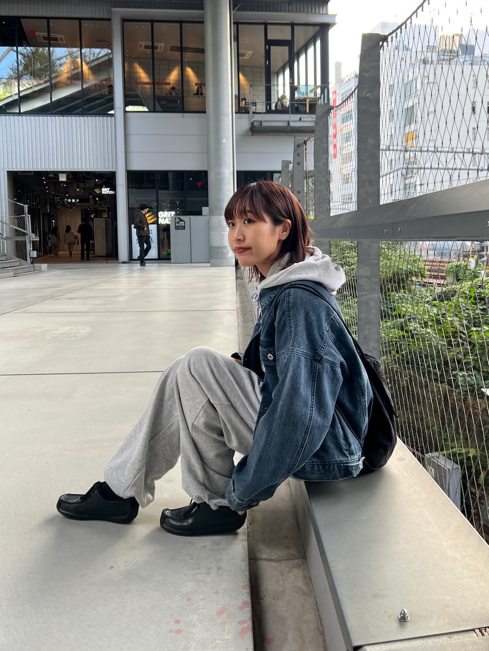 「COLONY 2139のオーバーサイズGジャン（デニムジャケット、ブルー系）」を使った、momokaさん（レディース・160cm）の秋コーディネートの2枚目の写真