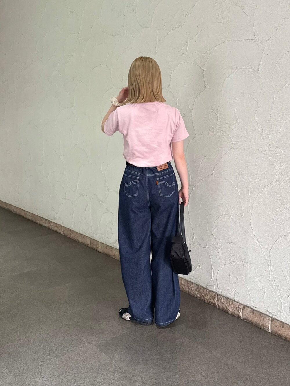 ブルー系のデニムパンツを着用したレディースの夏コーディネートの2枚目の写真