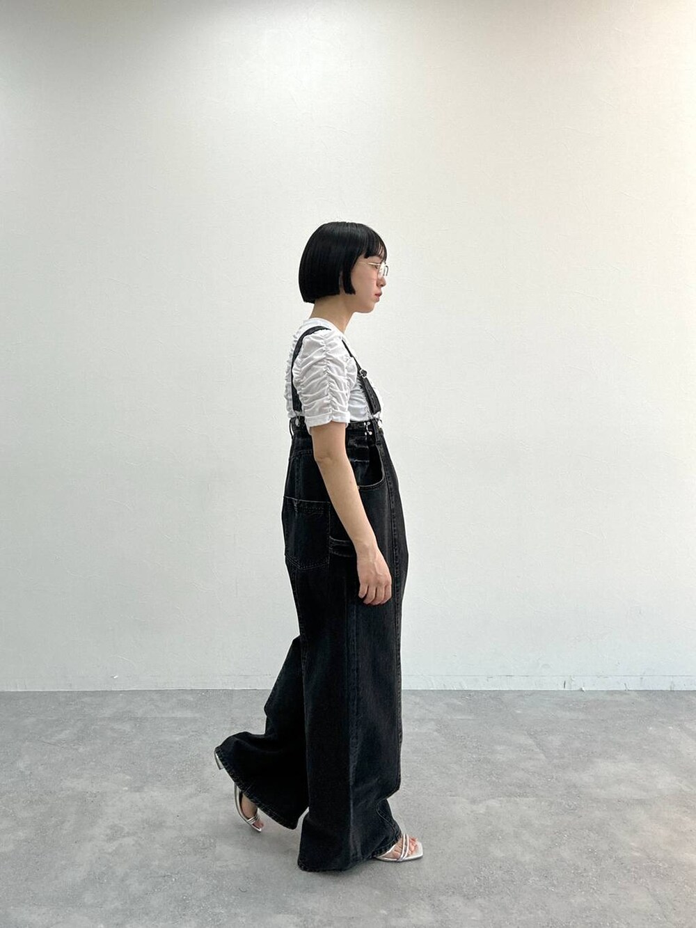 グレー系のデニムパンツを着用したレディースの春コーディネートの3枚目の写真