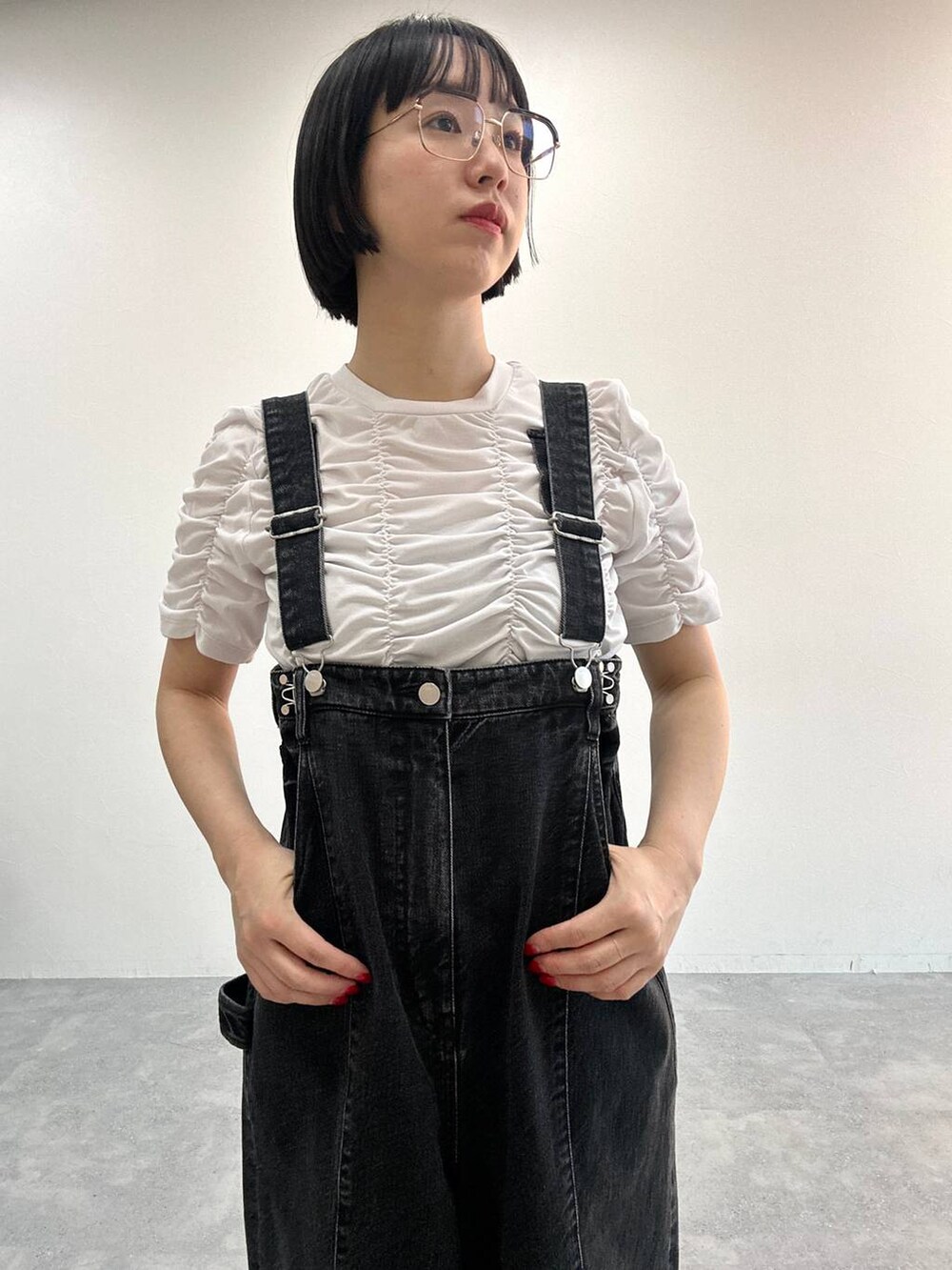 グレー系のデニムパンツを着用したレディースの春コーディネートの4枚目の写真