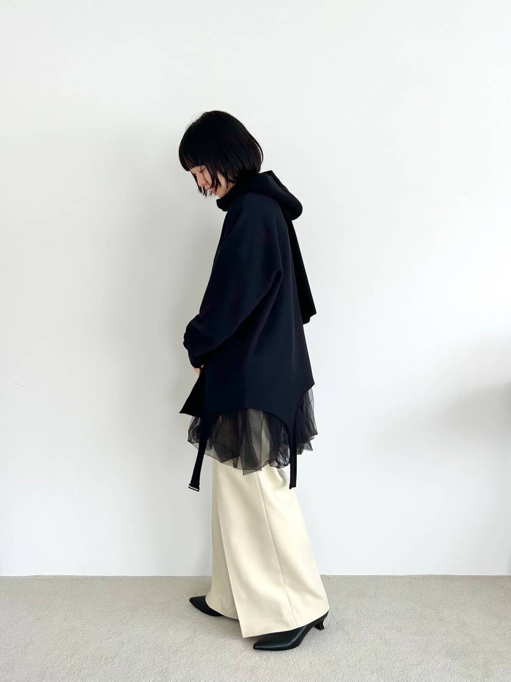 ブラック系のシャツ/ブラウス、イエロー系のその他パンツ、ブラック系のスウェットを着用したレディースの秋コーディネートの2枚目の写真