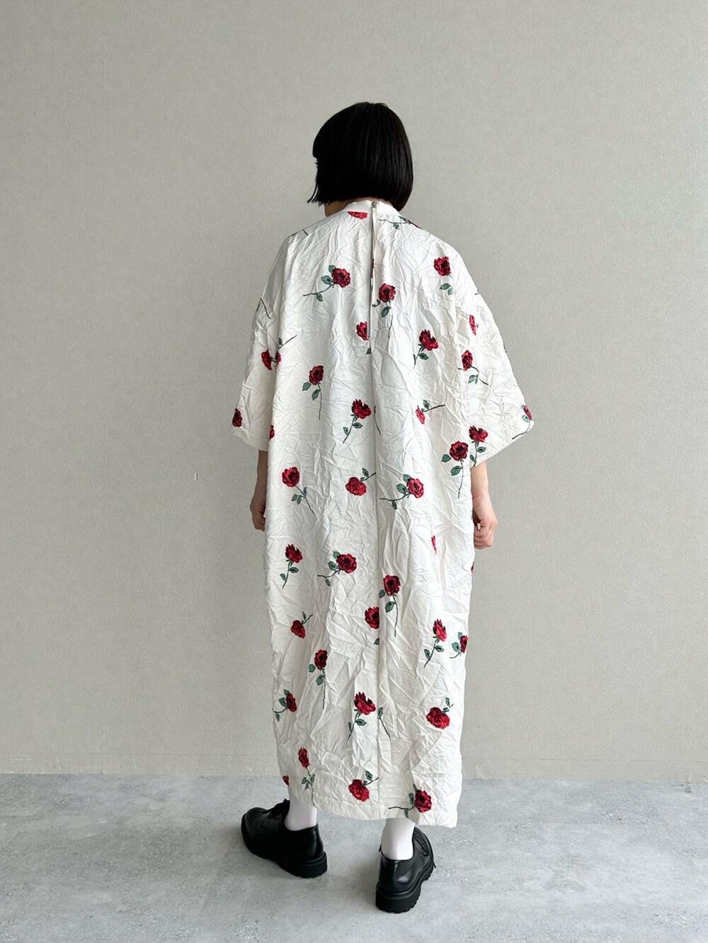 ホワイト系のワンピース/ドレスを着用したレディースの春コーディネートの2枚目の写真