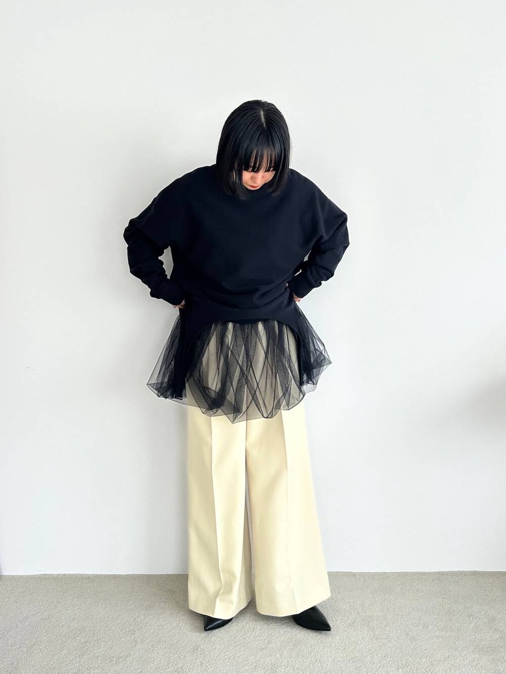 ブラック系のシャツ/ブラウス、イエロー系のその他パンツ、ブラック系のスウェットを着用したレディースの秋コーディネートの3枚目の写真