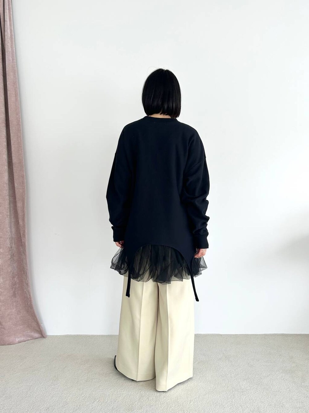 ブラック系のシャツ/ブラウス、イエロー系のその他パンツ、ブラック系のスウェットを着用したレディースの秋コーディネートの4枚目の写真