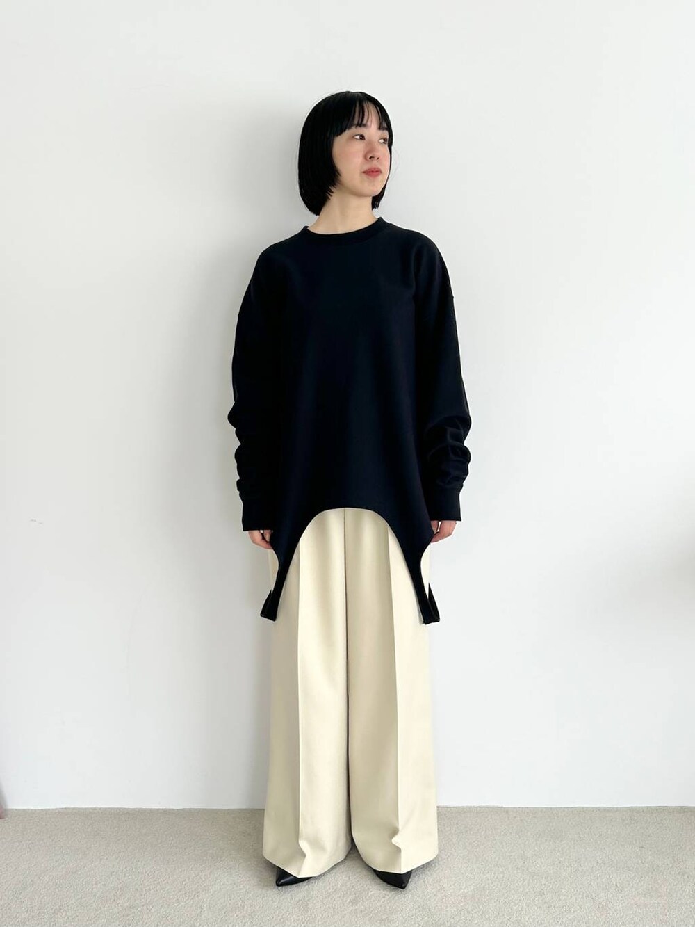 ブラック系のシャツ/ブラウス、イエロー系のその他パンツ、ブラック系のスウェットを着用したレディースの秋コーディネートの7枚目の写真