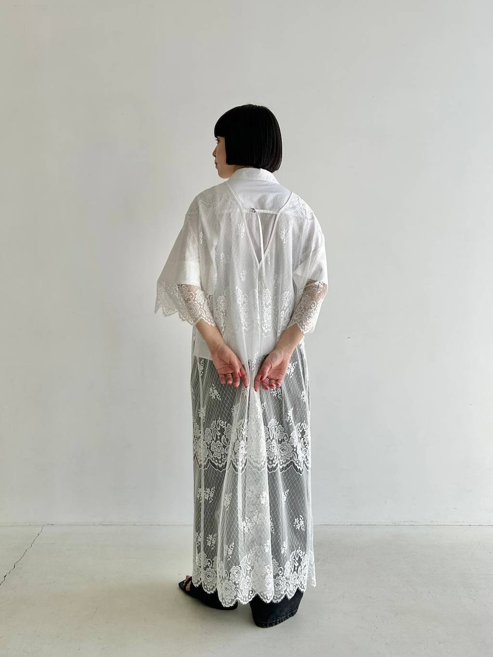 ホワイト系のシャツ/ブラウス、ブラック系のデニムパンツ、ホワイト系のワンピースを着用したレディースの夏コーディネートの4枚目の写真