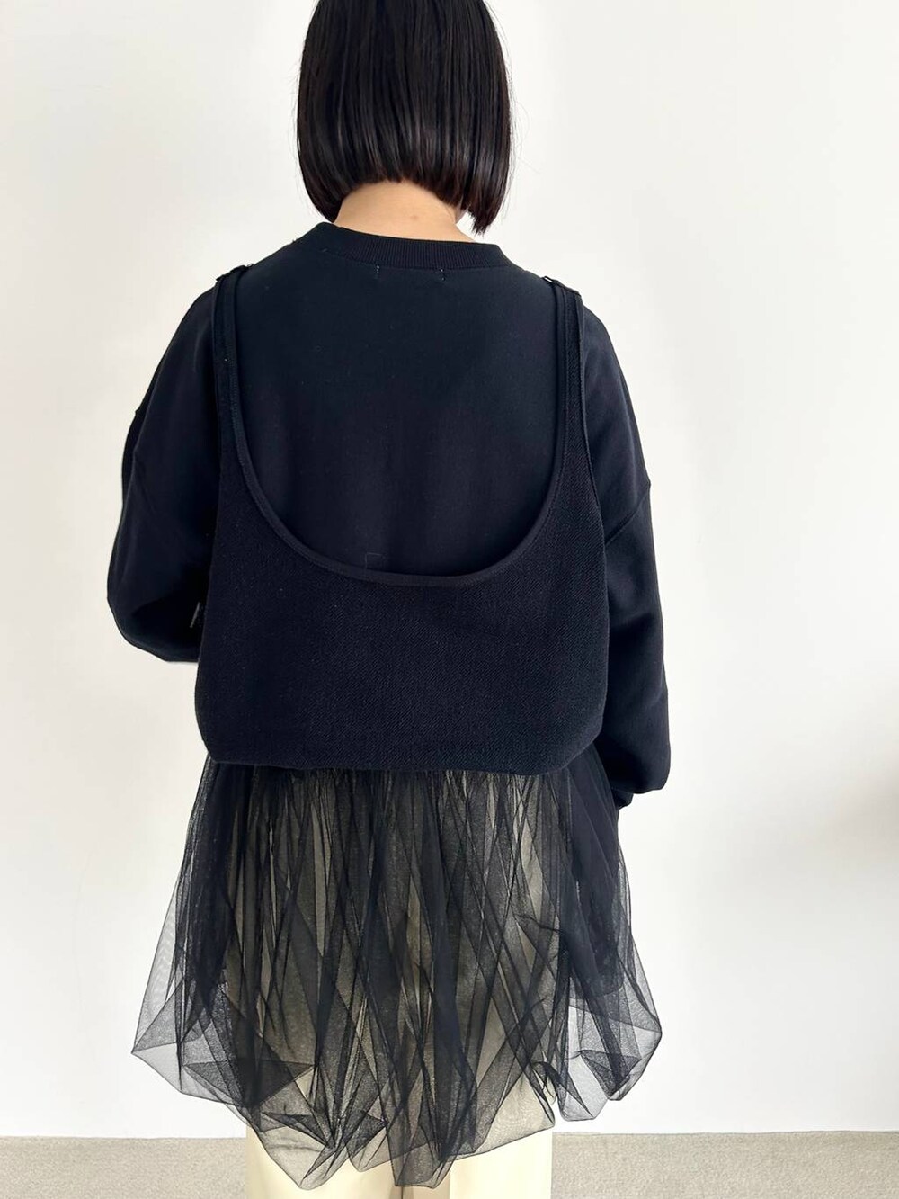 ブラック系のシャツ/ブラウス、イエロー系のその他パンツ、ブラック系のスウェットを着用したレディースの秋コーディネートの6枚目の写真