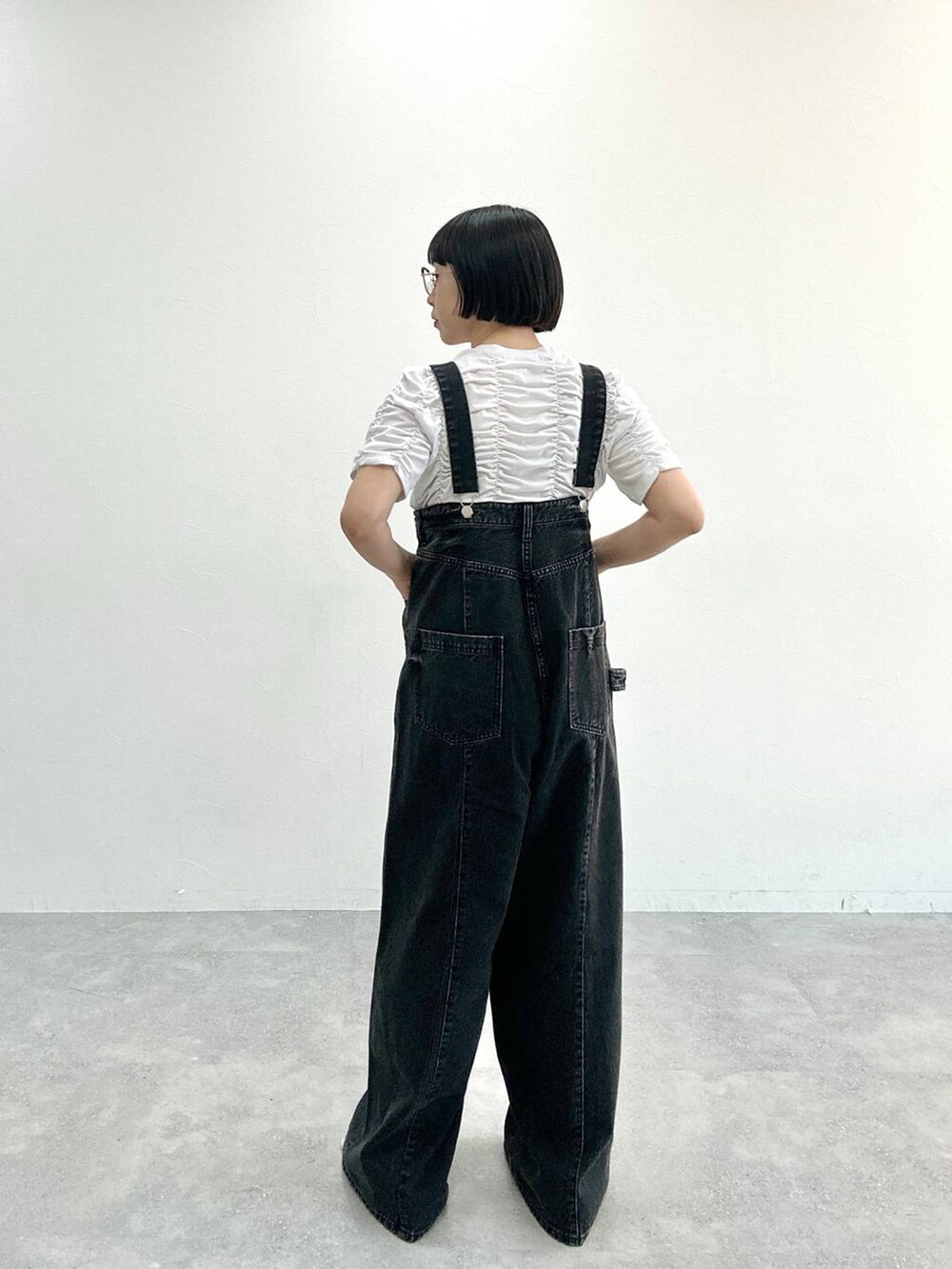 グレー系のデニムパンツを着用したレディースの春コーディネートの2枚目の写真