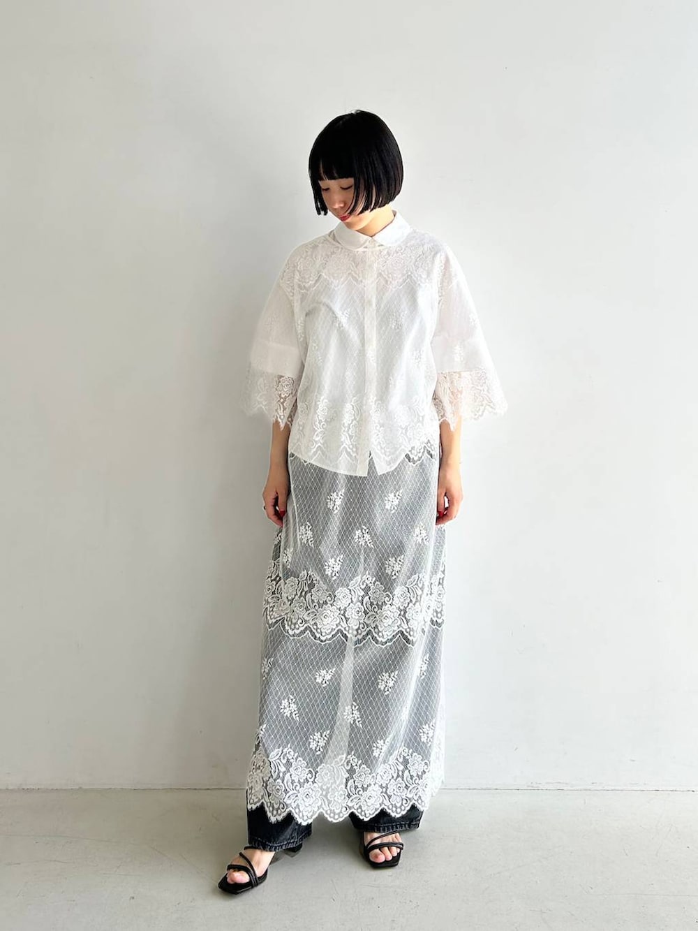 ホワイト系のシャツ/ブラウス、ブラック系のデニムパンツ、ホワイト系のワンピースを着用したレディースの夏コーディネートの2枚目の写真