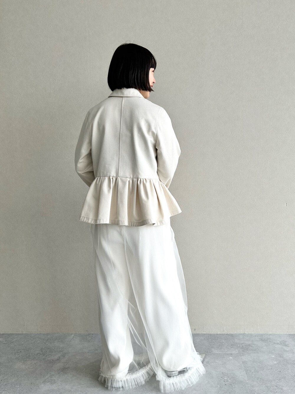 ホワイト系のジャケット/アウター、ホワイト系のパンツ、ホワイト系のパンツを着用したレディースの春コーディネートの2枚目の写真