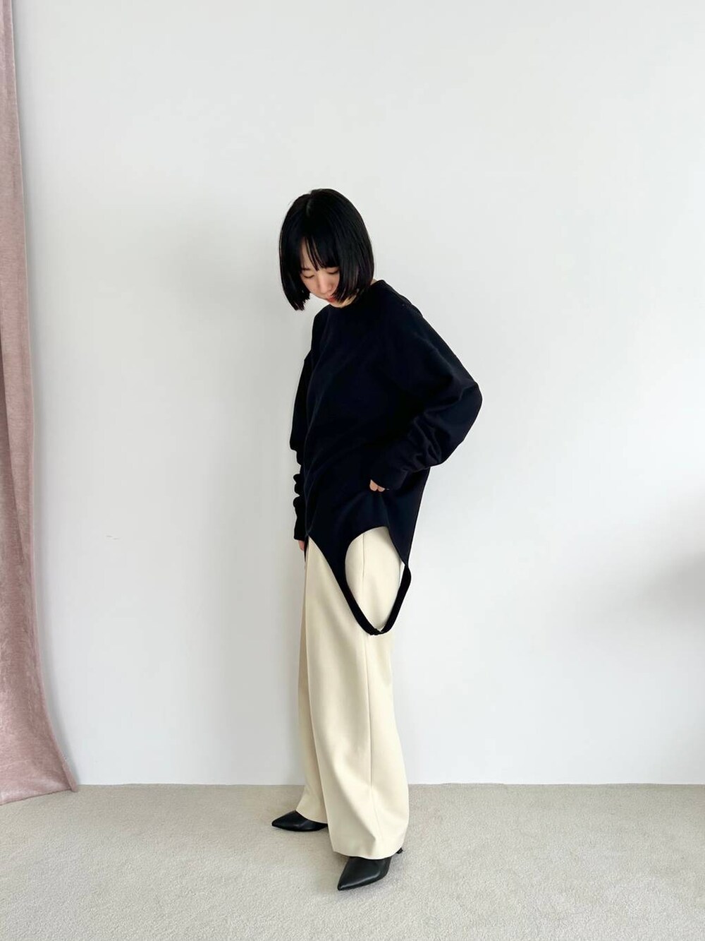 ブラック系のシャツ/ブラウス、イエロー系のその他パンツ、ブラック系のスウェットを着用したレディースの秋コーディネートの8枚目の写真