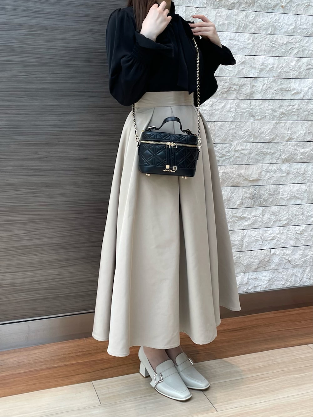 「MISCH MASCH、mischmasch、ミッシュマッシュ、秋コーデ、大人ガーリー、大人かわいい」｜「MISCH MASCHの■2024秋冬新作■ボウタイブラウス /MM438107（シャツ/ブラウス、ブラック系）」を使った、エスパル仙台店さん（骨格ウェーブ・レディース・152cm）の秋コーディネートの2枚目の写真