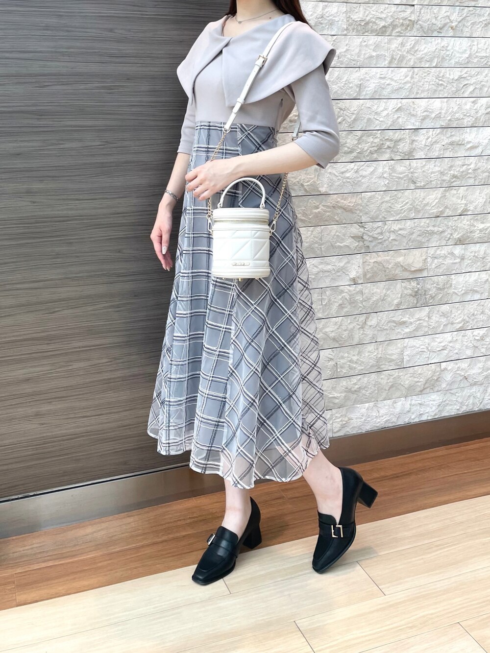 「ミッシュマッシュ、MISCH MASCH、秋コーデ、大人女子」｜「MISCH MASCHの■2024秋冬新作■シャイニーチェックドッキングワンピース/MM437414（ワンピース、グレー系）」を使った、エスパル仙台店さん（骨格ウェーブ・レディース・164cm）の秋コーディネートの2枚目の写真
