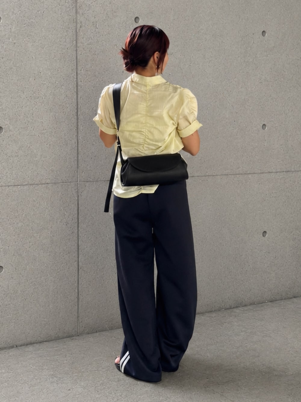 ホワイト系のシャツ/ブラウス、ブルー系のその他パンツ、ブラック系のその他シューズを着用したレディースの夏コーディネートの3枚目の写真
