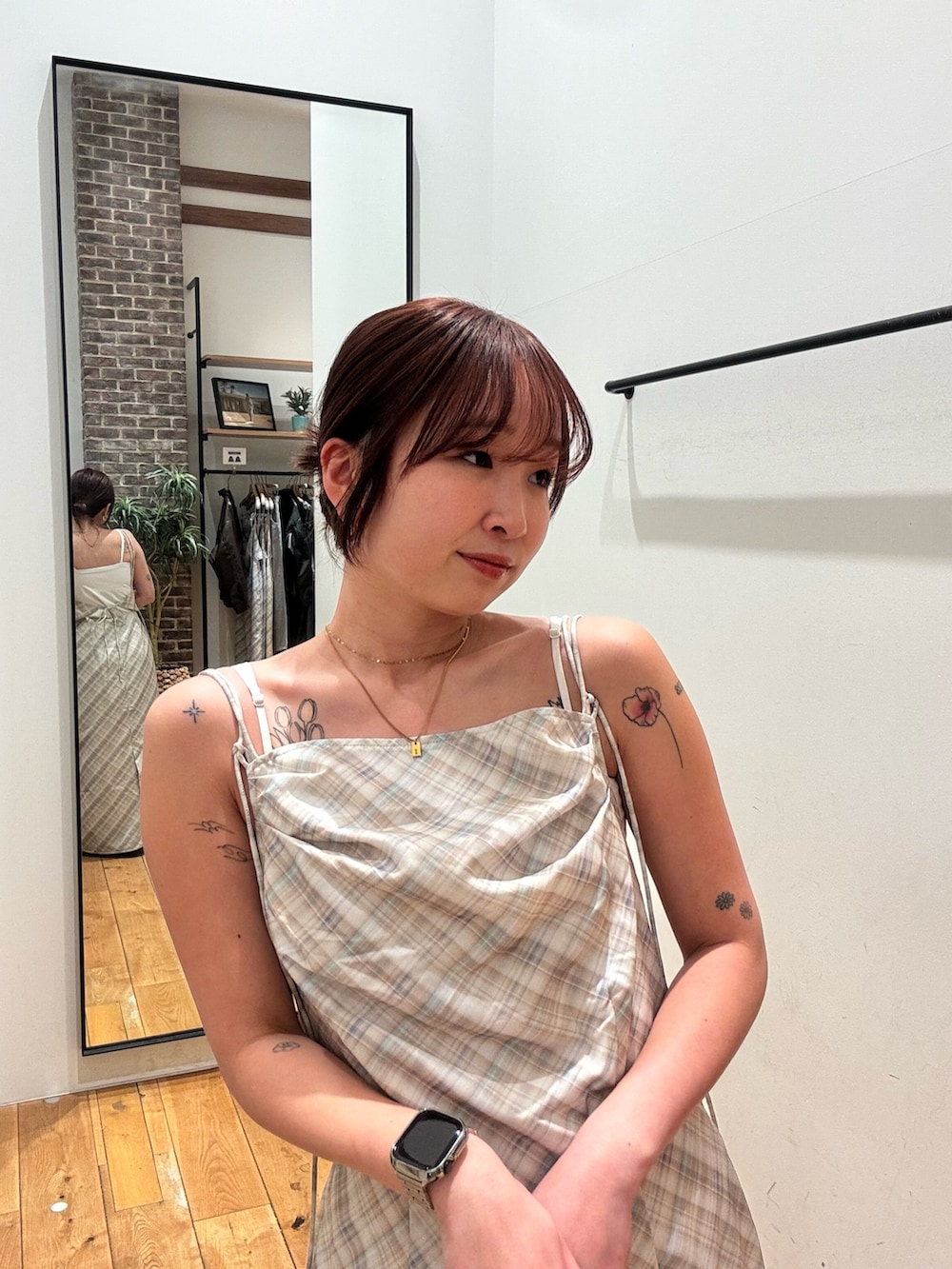 イエロー系のワンピースを着用したレディースの春コーディネートの4枚目の写真