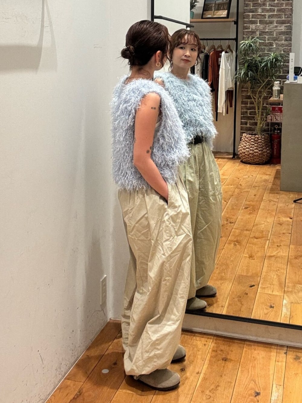 ブルー系のニット/セーター、ベージュ系のその他パンツを着用したレディースの春コーディネートの2枚目の写真