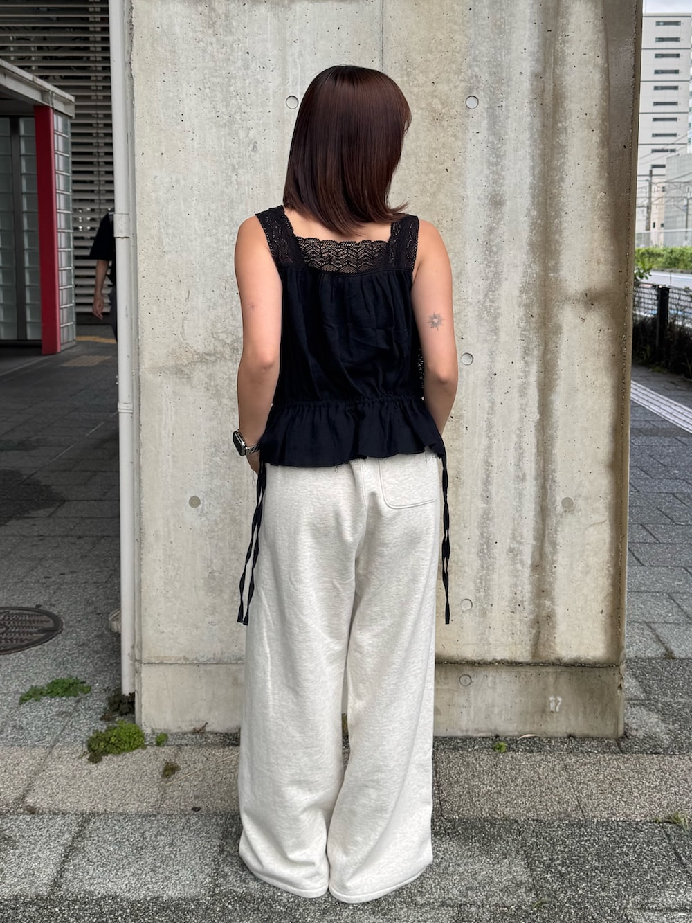 ブラック系のシャツ/ブラウス、ホワイト系のスウェットパンツを着用したレディースの春コーディネートの3枚目の写真
