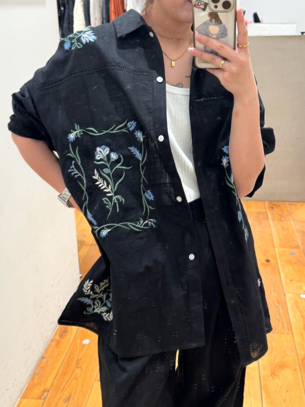 ブラック系のシャツ/ブラウス、ブラック系のその他パンツ、ホワイト系のTシャツ/カットソーを着用したレディースの春コーディネートの4枚目の写真