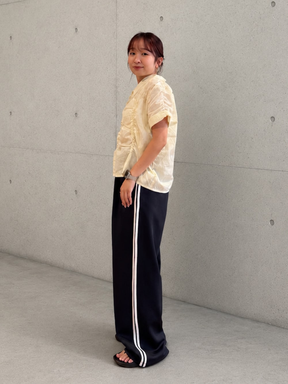 ホワイト系のシャツ/ブラウス、ブルー系のその他パンツ、ブラック系のその他シューズを着用したレディースの夏コーディネートの2枚目の写真