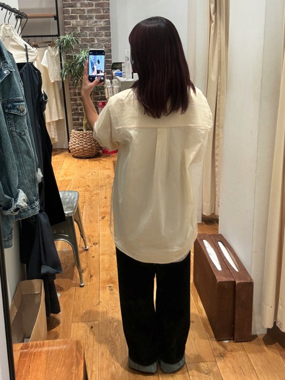 ベージュ系のシャツ/ブラウス、ブラック系のデニムパンツを着用したレディースの秋コーディネートの3枚目の写真