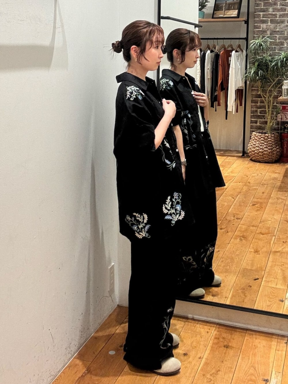 ブラック系のシャツ/ブラウス、ブラック系のその他パンツ、ホワイト系のTシャツ/カットソーを着用したレディースの春コーディネートの2枚目の写真