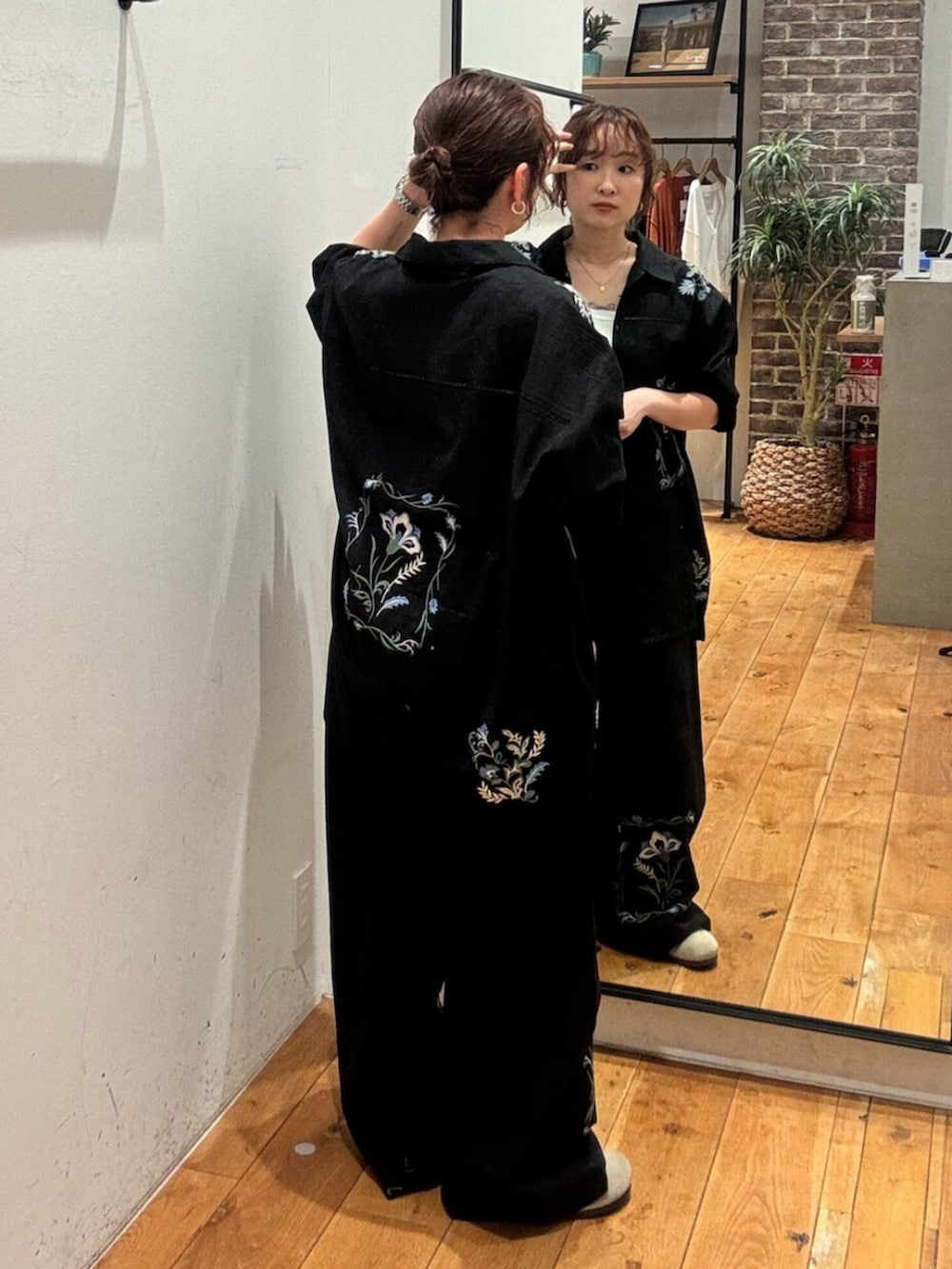 ブラック系のシャツ/ブラウス、ブラック系のその他パンツ、ホワイト系のTシャツ/カットソーを着用したレディースの春コーディネートの3枚目の写真