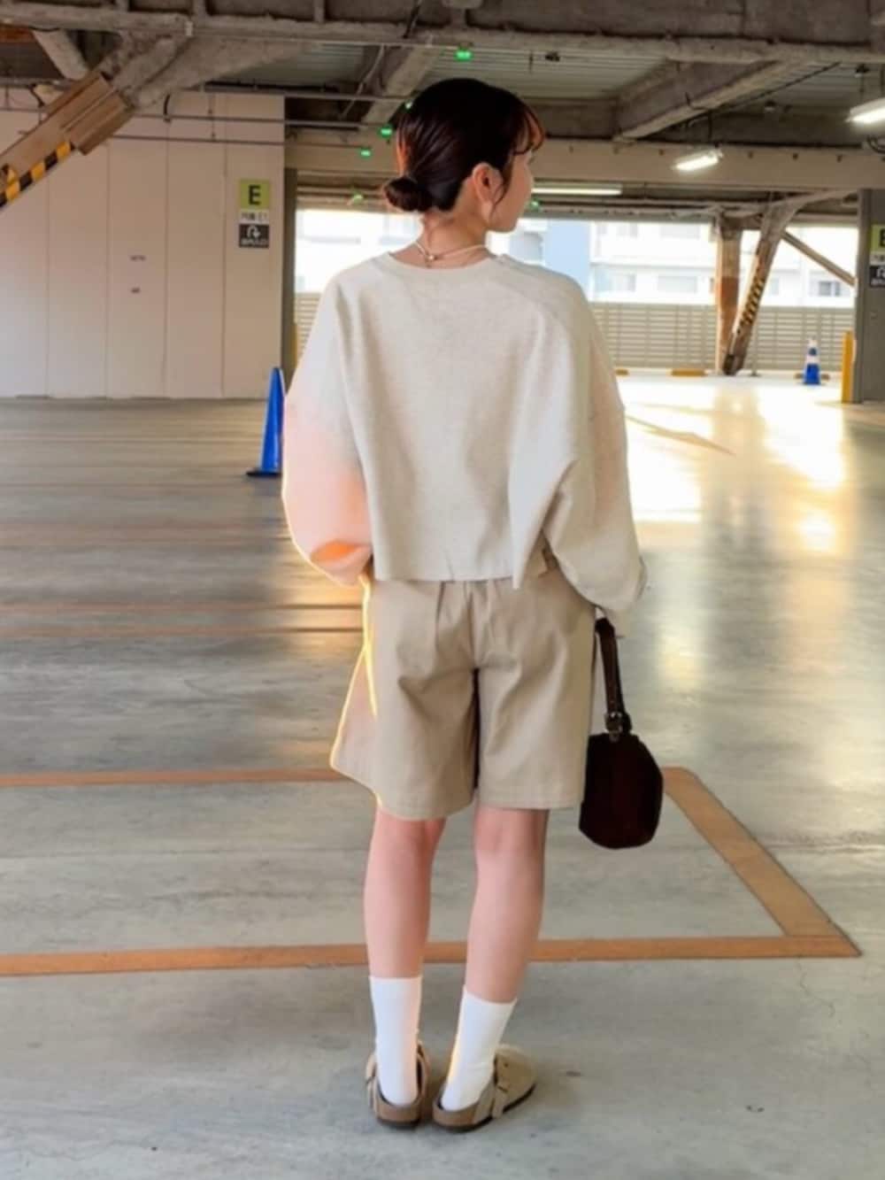 ホワイト系のTシャツ/カットソー、ベージュ系のその他パンツを着用したレディースの冬コーディネートの3枚目の写真