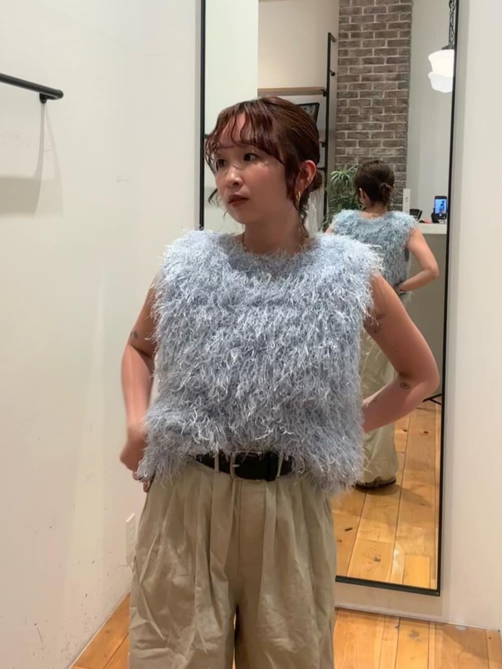 ブルー系のニット/セーター、ベージュ系のその他パンツを着用したレディースの春コーディネートの4枚目の写真