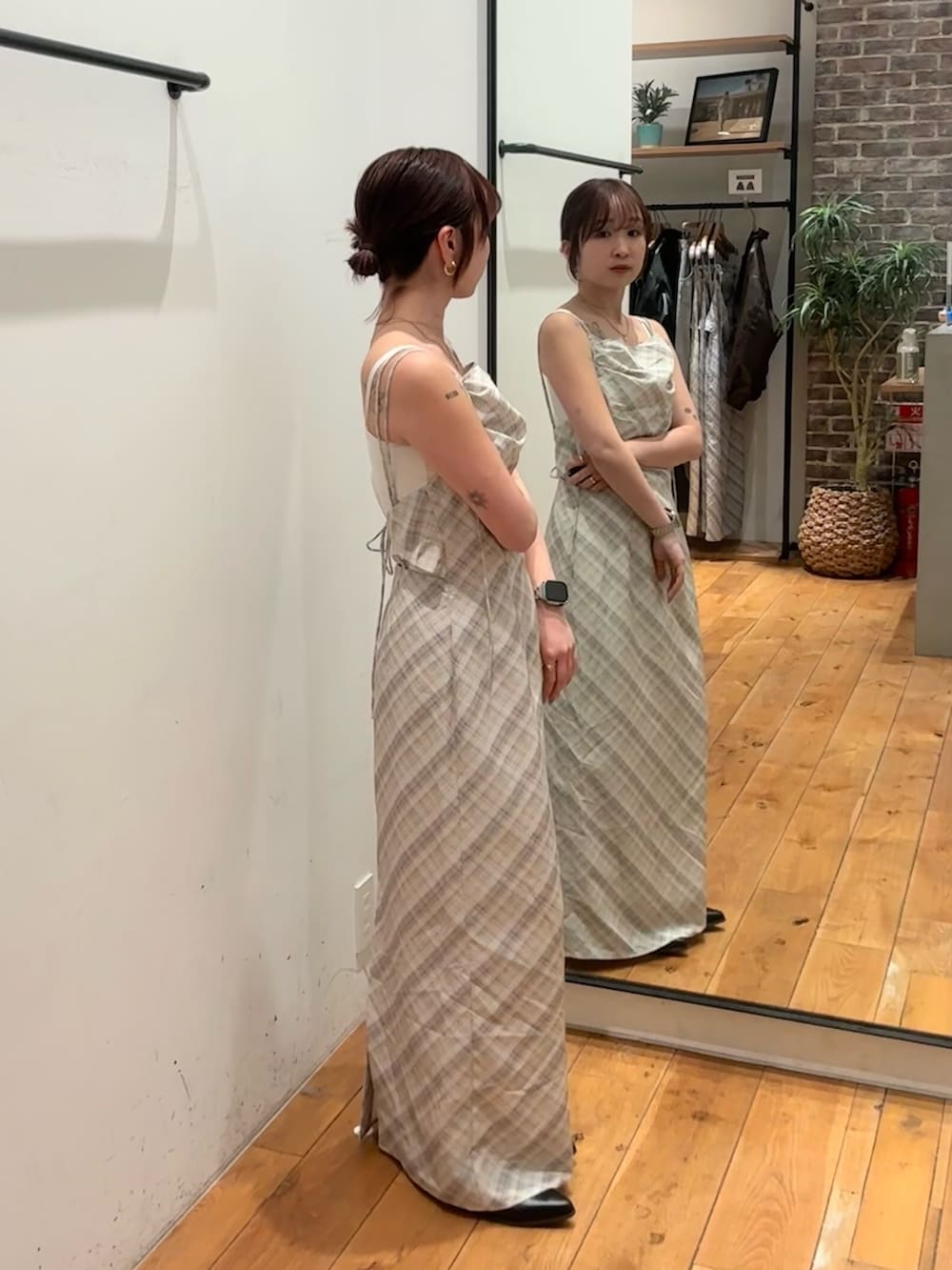 イエロー系のワンピースを着用したレディースの春コーディネートの2枚目の写真