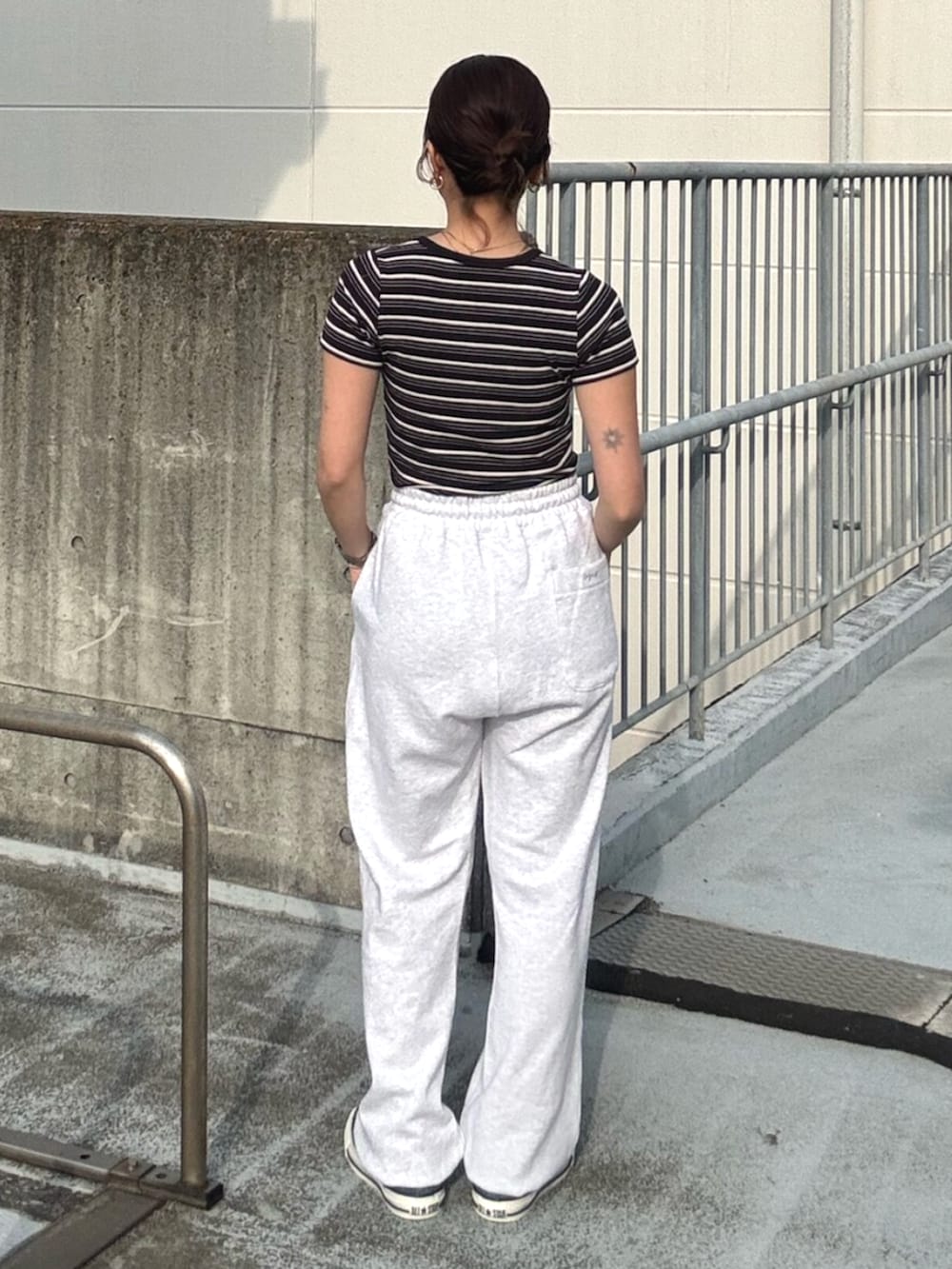 グレー系のTシャツ/カットソー、グレー系のパーカー、グレー系のスウェットパンツを着用したレディースの春コーディネートの3枚目の写真