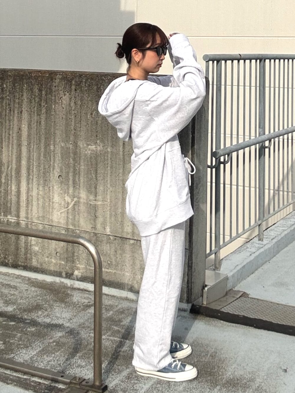 グレー系のTシャツ/カットソー、グレー系のパーカー、グレー系のスウェットパンツを着用したレディースの春コーディネートの2枚目の写真