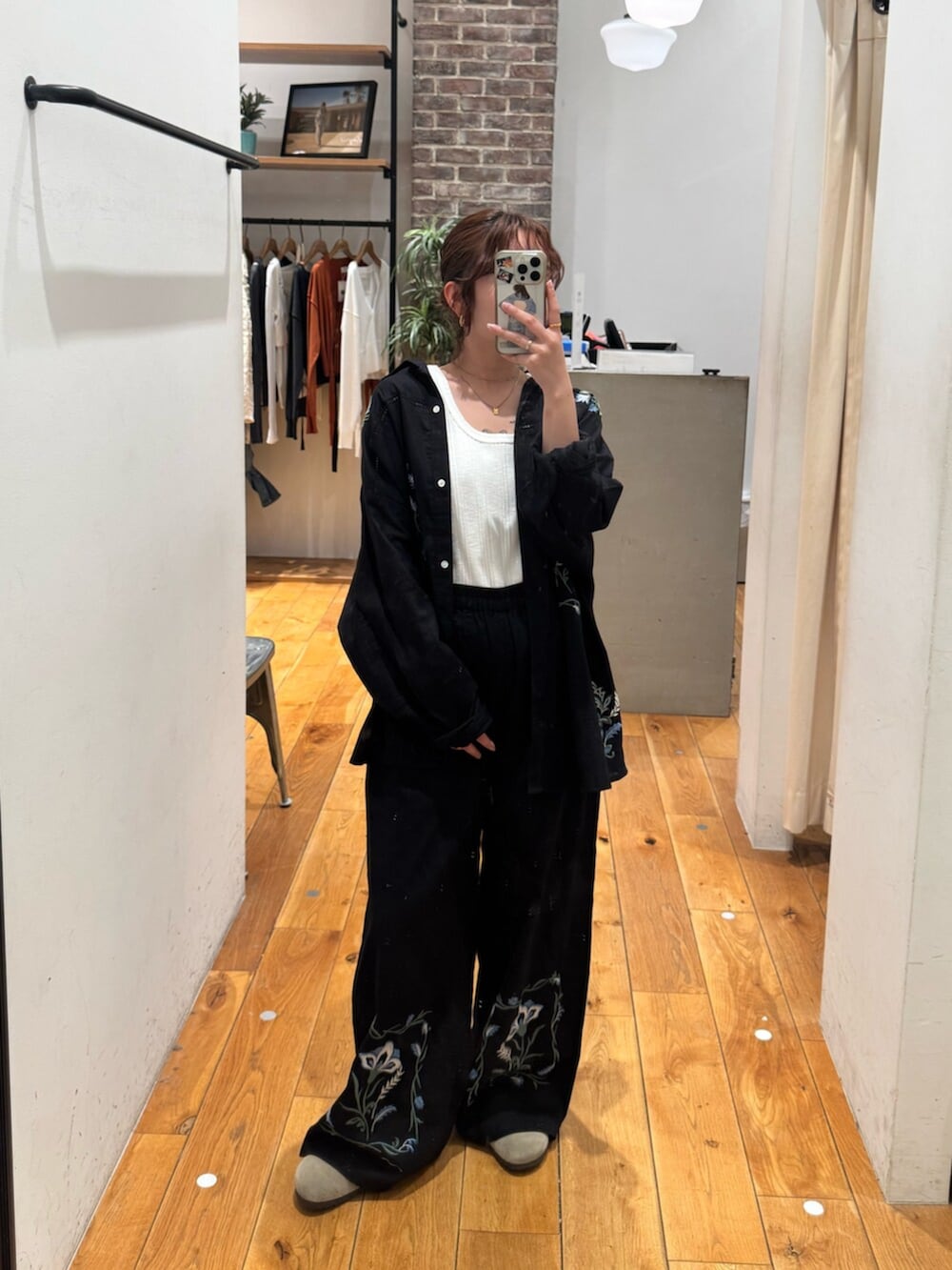 ブラック系のシャツ/ブラウス、ブラック系のその他パンツ、ホワイト系のTシャツ/カットソーを着用したレディースの春コーディネートの6枚目の写真