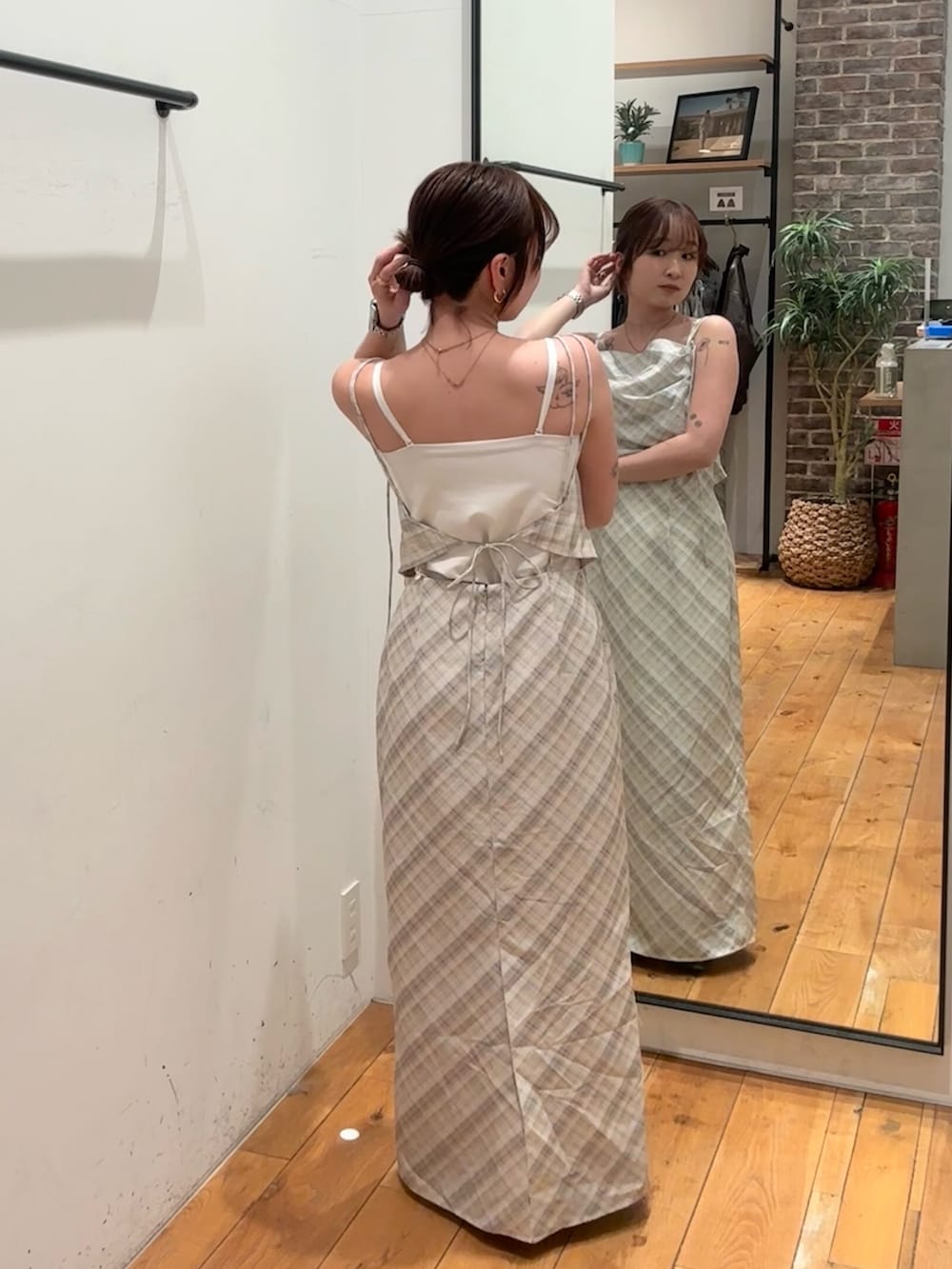 イエロー系のワンピースを着用したレディースの春コーディネートの3枚目の写真