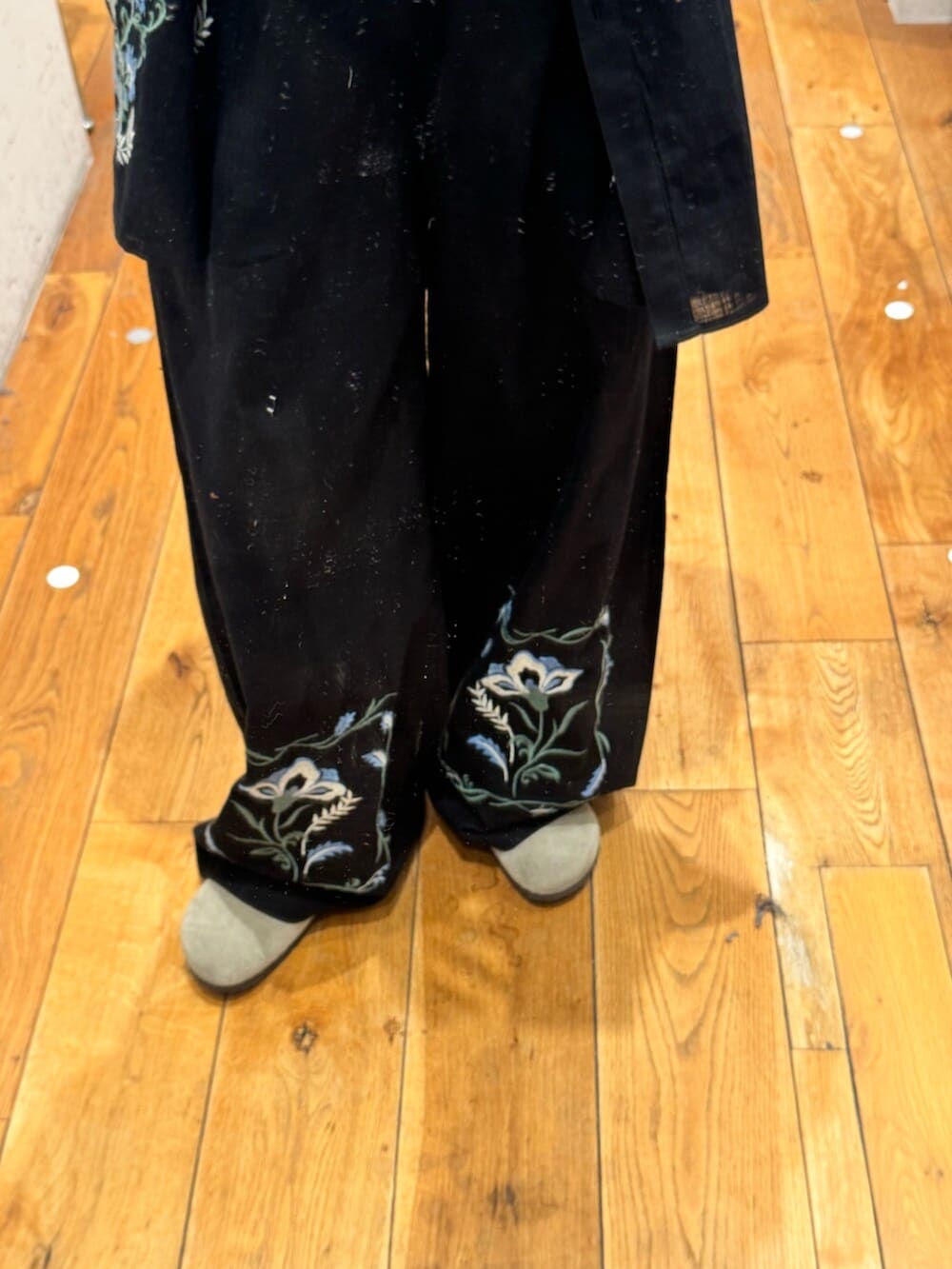 ブラック系のシャツ/ブラウス、ブラック系のその他パンツ、ホワイト系のTシャツ/カットソーを着用したレディースの春コーディネートの5枚目の写真