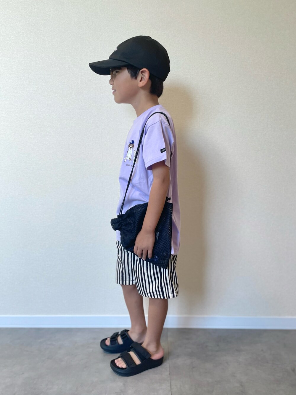 パープル系のTシャツ/カットソー、ホワイト系のその他パンツ、ブラック系のサンダルを着用したキッズの夏コーディネートの2枚目の写真