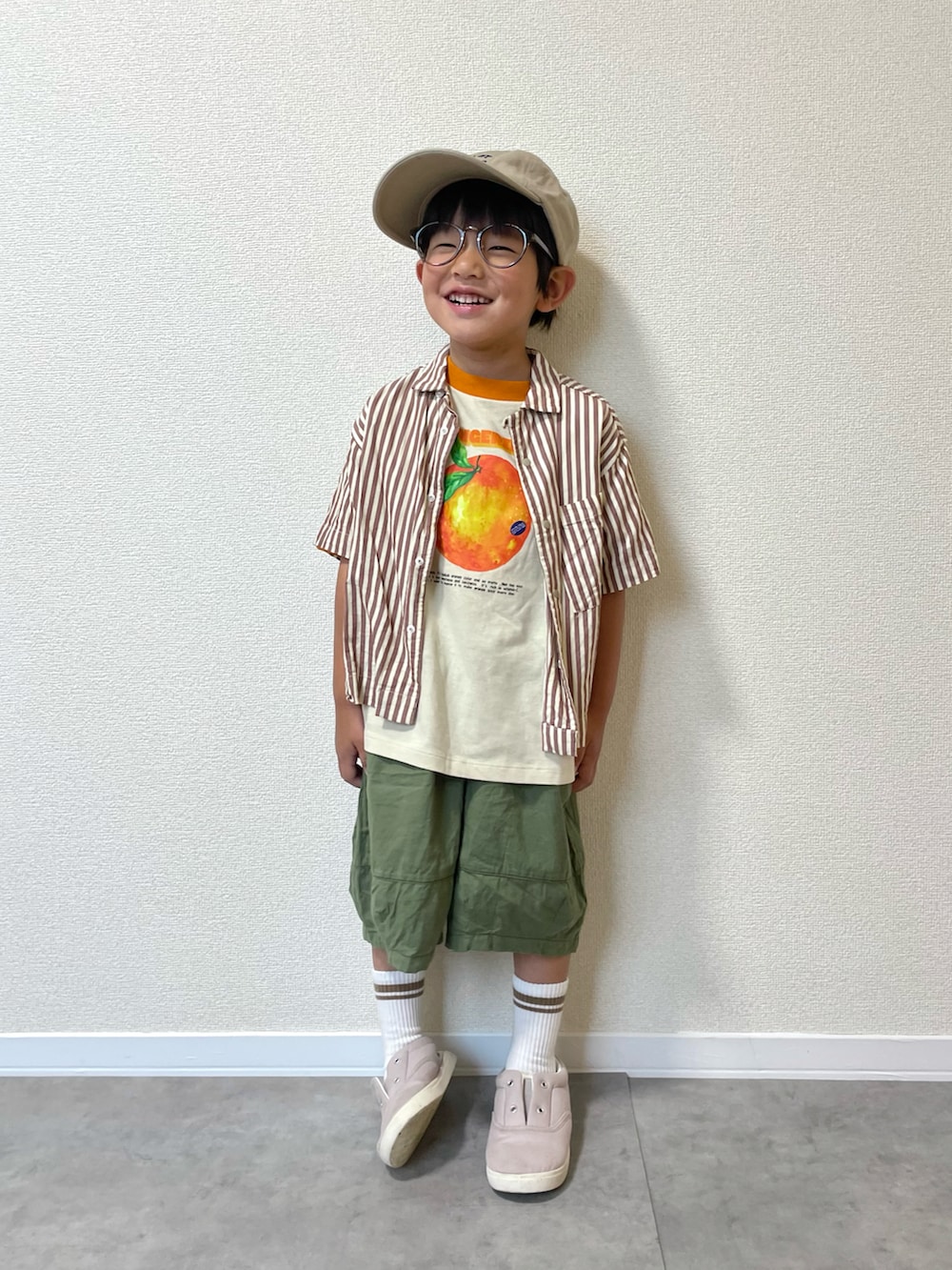 「キッズコーデ、キッズファッション、男の子、5歳、夏コーデ、レイヤードスタイル、ストライプシャツ、淡色コーデ、シャツスタイル、リンガーTシャツ、ハーフパンツ、Tシャツ、めがね、キャップ」|「p.premierのフルーツだいすきグラフィックリンガー半袖Tシャツ(Tシャツ/カットソー、ベージュ系)」を使った、mocchirhさん(キッズ・100cm)の夏コーディネートの3枚目の写真