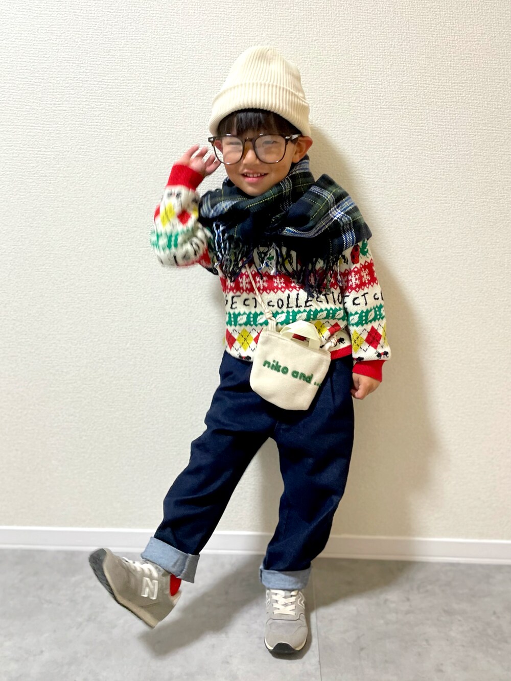 「キッズコーデ、キッズファッション、男の子、4歳、冬コーデ、クリスマスに着たい服、マイベストコーデ2024、クリスマス、休日スタイル、マフラーぐるぐる、ニット、デニム、赤、めがね」｜「INSECT COLLECTIONのアイテム（ニット/セーター、その他）」を使った、mocchirhさん（キッズ・100cm）の冬コーディネートの3枚目の写真