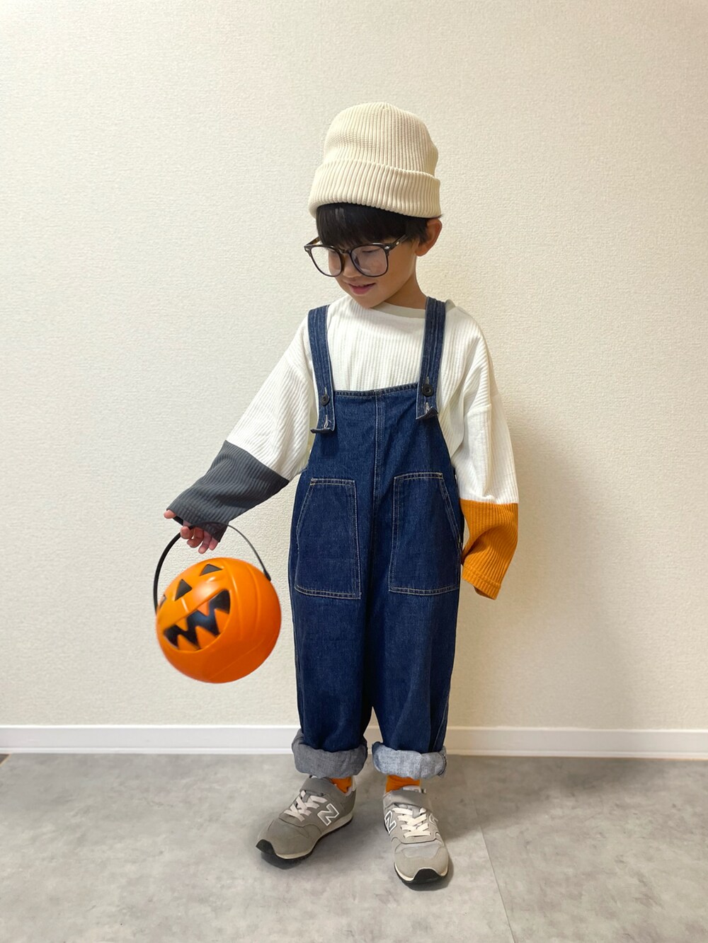 「秋冬コーデ、秋コーデ、キッズコーデ、キッズファッション、4歳、サロペット、ロンT、ハロウィン、ハロウィンコーデ、めがね」｜「GUのアイテム（ニットキャップ/ビーニー、ホワイト系）」を使った、mocchirhさん（キッズ・100cm）の秋コーディネートの3枚目の写真