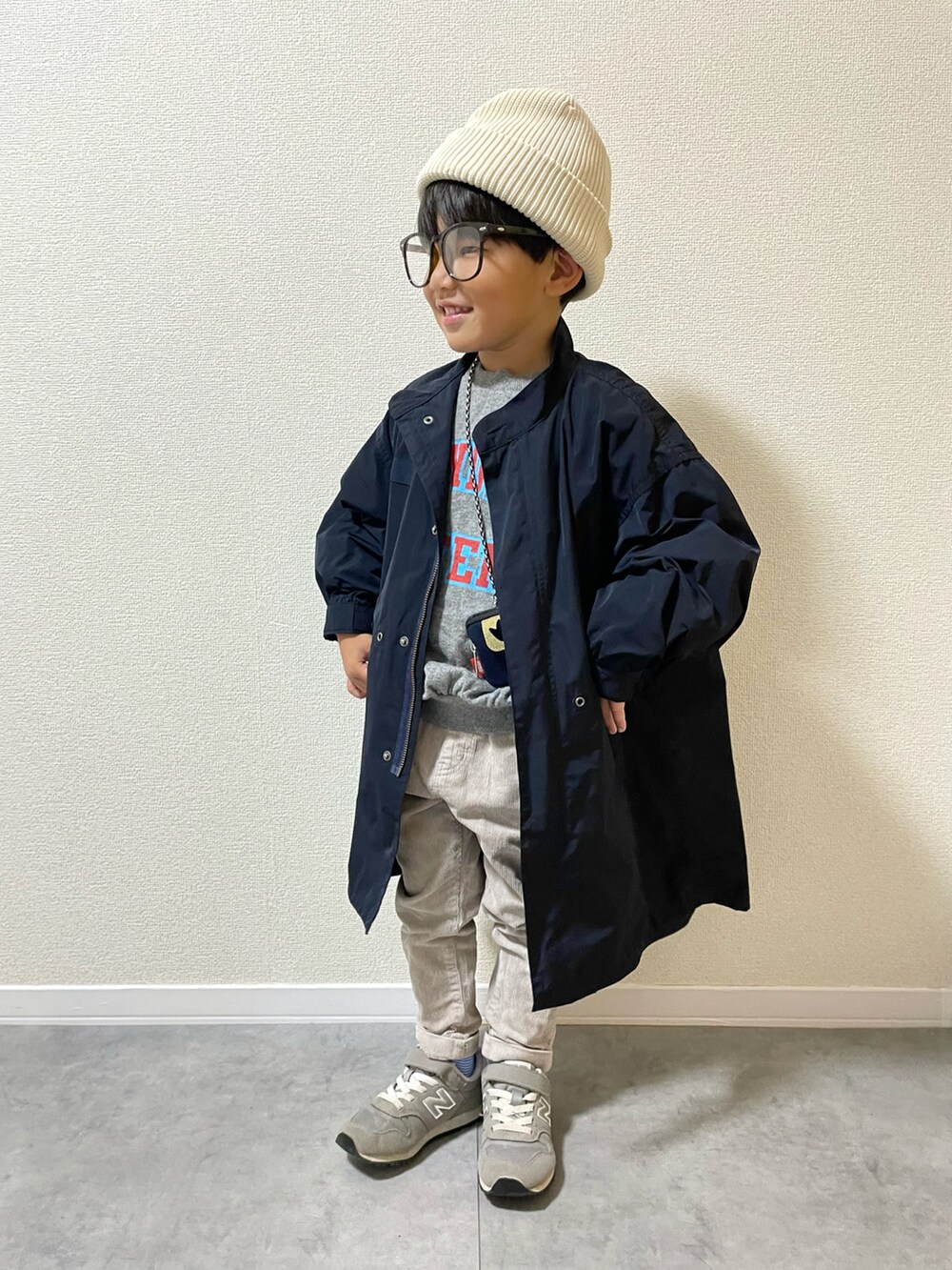 ブルー系のショルダーバッグ、グレー系のスウェット、グレー系のその他パンツを着用したキッズの秋コーディネートの2枚目の写真