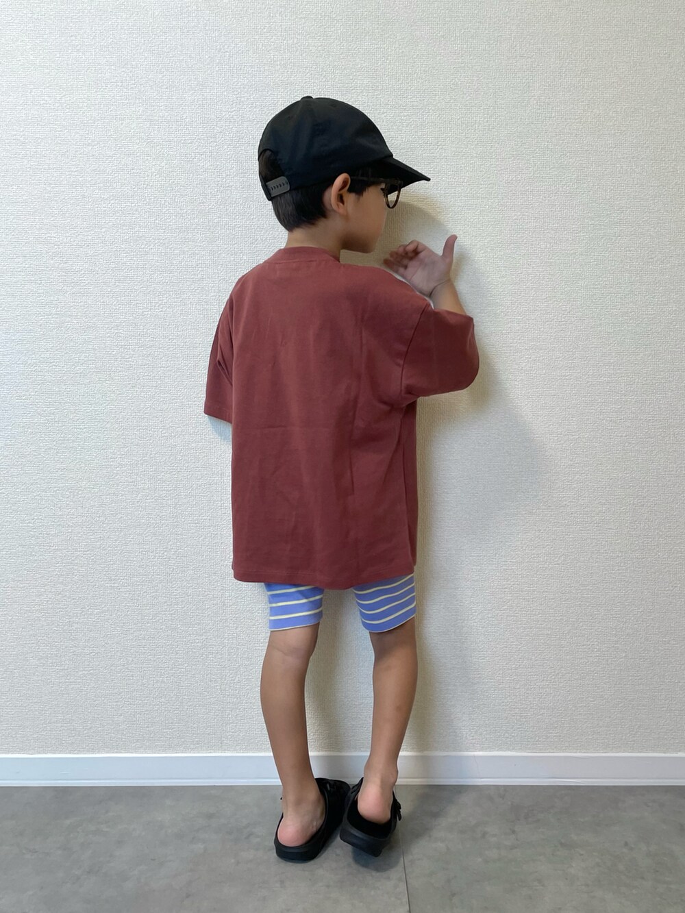 パープル系のその他パンツ、ブラック系のサンダル、ブラウン系のTシャツ/カットソーを着用したキッズの夏コーディネートの3枚目の写真