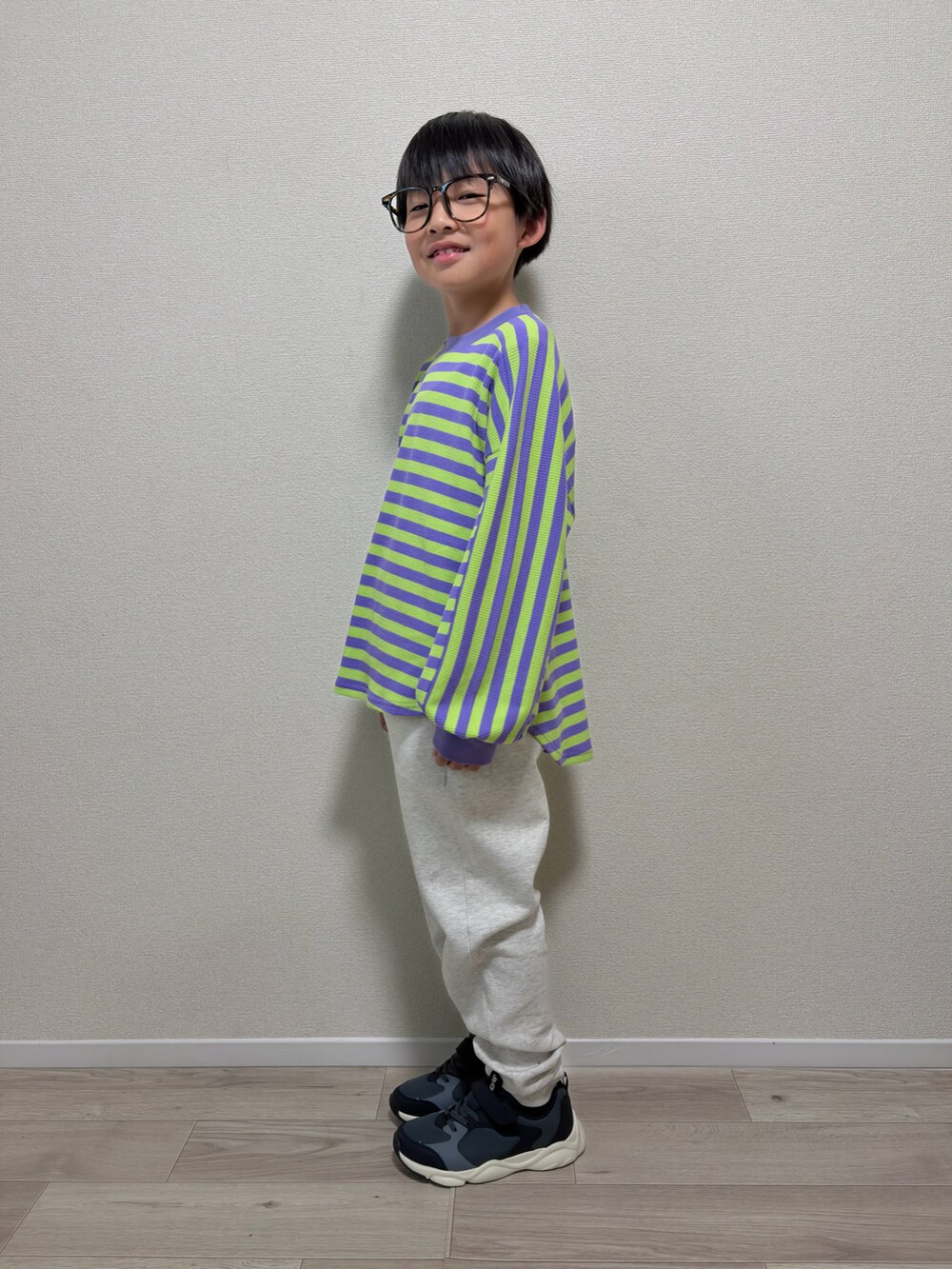 パープル系のTシャツ/カットソー、グレー系のスウェットパンツ、ブラック系のスニーカーを着用したキッズの春コーディネートの2枚目の写真