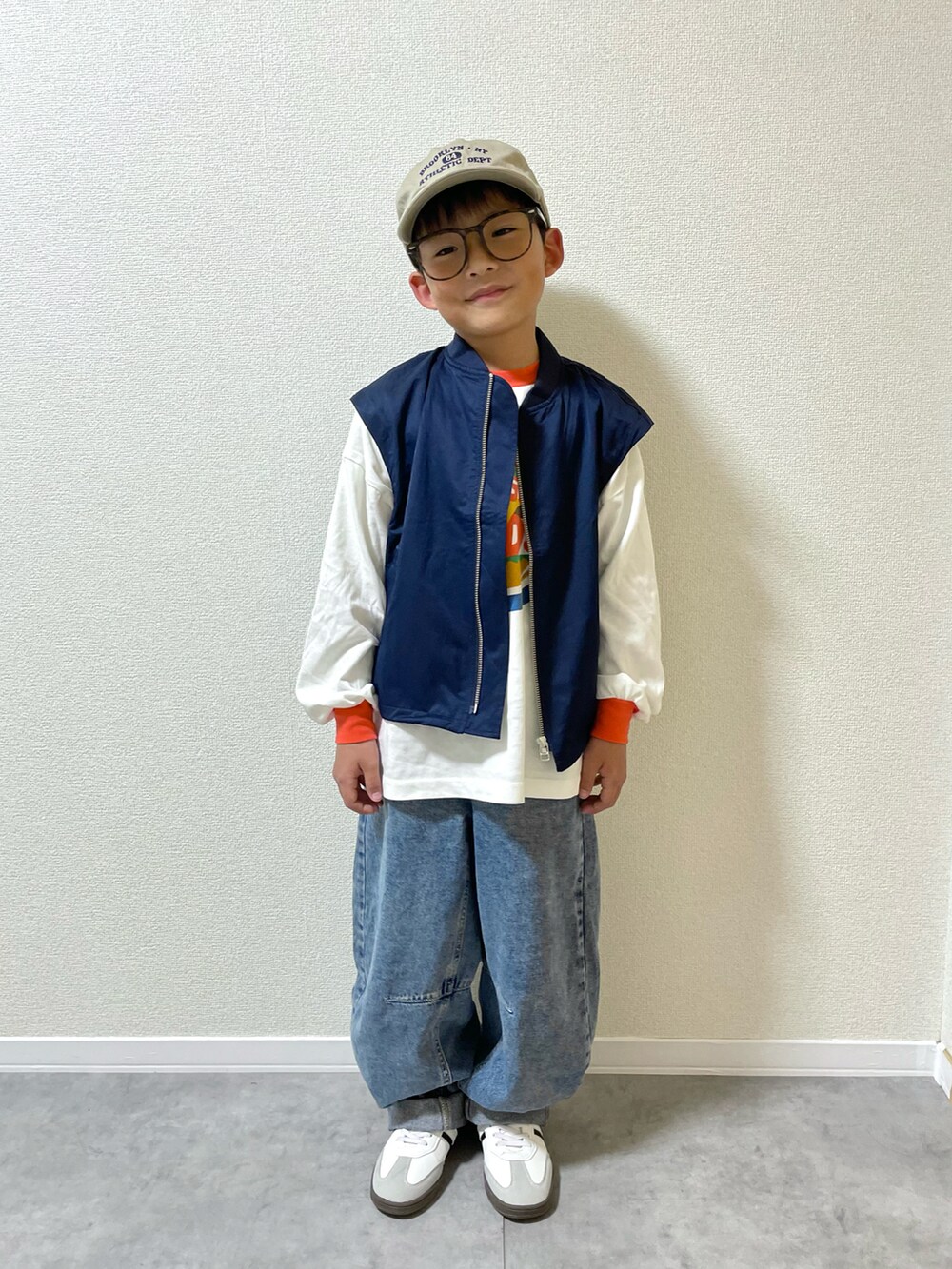 ホワイト系のTシャツ/カットソー、ブルー系のデニムパンツ、ホワイト系のスニーカーを着用したキッズの春コーディネートの3枚目の写真